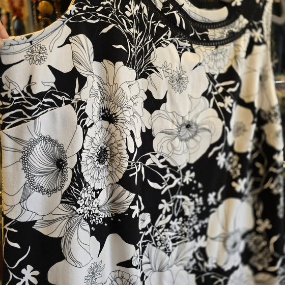 TALBOTS Black/White Floral Sleeveless Dress 1X - PopRock Vintage. The cool quotes t-shirt store.