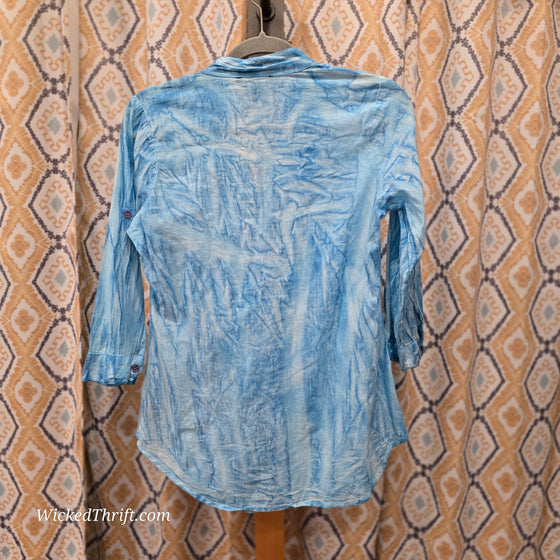 CHAUNDRY KC Blue Tyedye Button Up Top M - PopRock Vintage. The cool quotes t-shirt store.