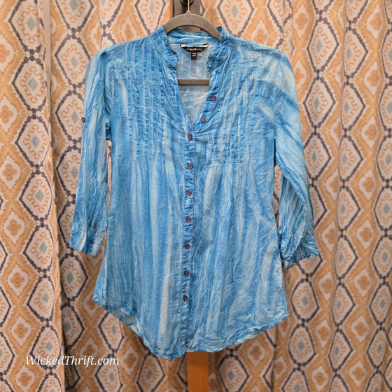 CHAUNDRY KC Blue Tyedye Button Up Top M - PopRock Vintage. The cool quotes t-shirt store.